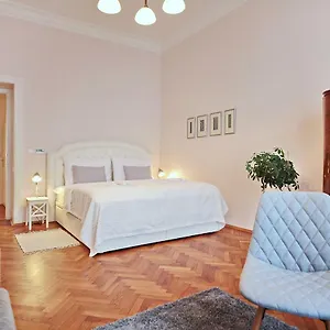 Apartment In The Heart Of, Prag
